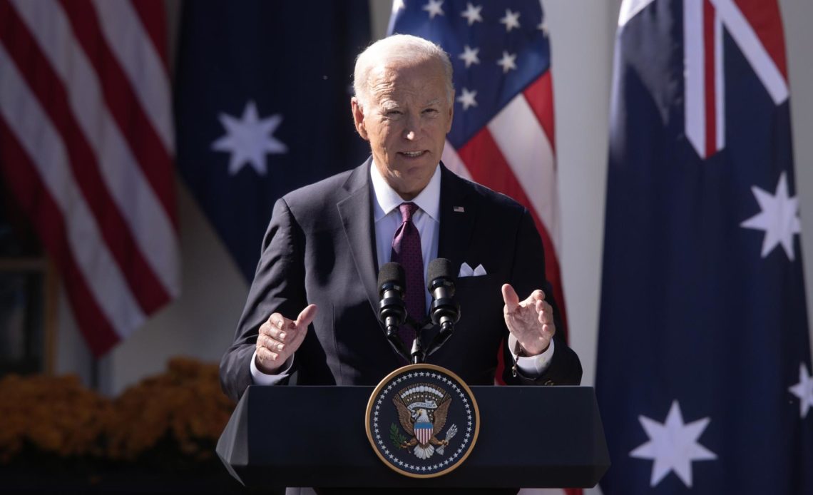biden pide a los republicanos apoyar la prohibición de armas de asalto tras tiroteo de maine Aunque aseguró que se han hecho “progresos” con la aprobación de una ley consensuada por republicanos y demócratas para mejorar la seguridad ante las armas, “simplemente no es suficiente”.