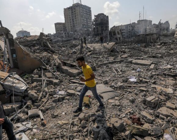 Israel ha frenado todo el envío de de artículos de primera necesidad y electricidad para el diminuto enclave de 2,3 millones de habitantes e impidió la entrada de suministros provenientes de Egipto.