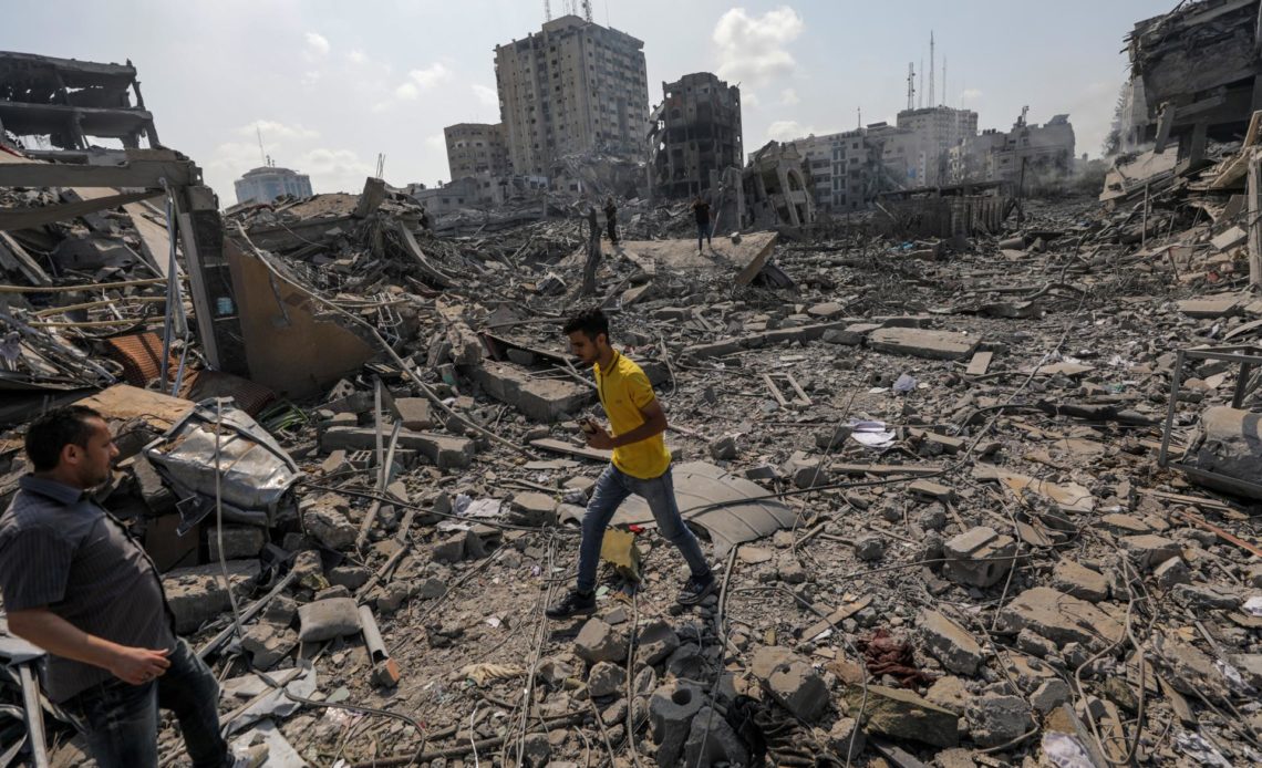 israel dice que mantendrá cortes de electricidad y agua en gaza hasta que hamas libere a rehenes Israel ha frenado todo el envío de de artículos de primera necesidad y electricidad para el diminuto enclave de 2,3 millones de habitantes e impidió la entrada de suministros provenientes de Egipto.