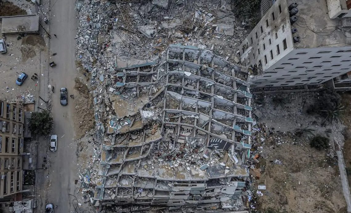 continúan los ataques israelíes en gaza: 320 objetivos bombardeados en las últimas horas El Ejército israelí dijo además haber atacado “objetivos que representaban una amenaza para las fuerzas en el área que rodea la Franja de Gaza que se están preparando para operaciones terrestres, incluyendo decenas de puestos de lanzamiento de proyectiles de mortero y misiles antitanque”.
