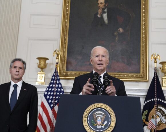 “Debemos ser absolutamente claros: estamos junto a Israel“, dijo el mandatario en un discurso desde la Casa Blanca.