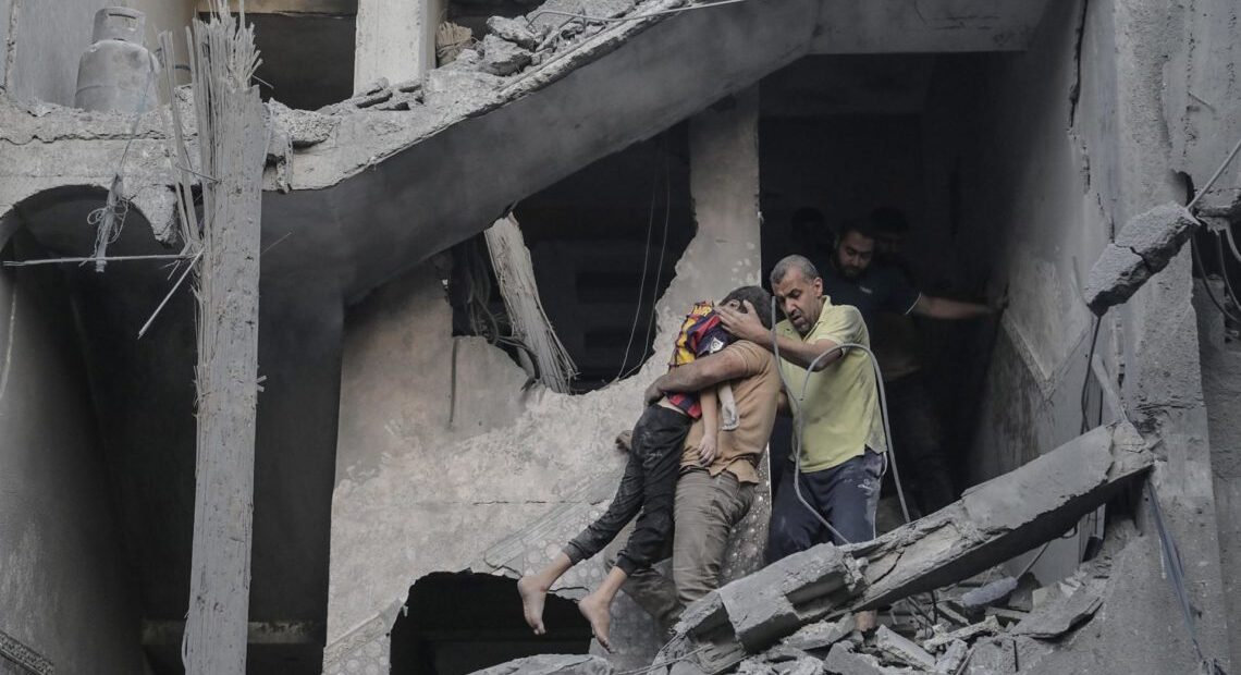 “Gaza se ha convertido en un cementerio para miles de niños y en un infierno para todos los demás”, sostuvo el portavoz de UNICEF, James Elder.