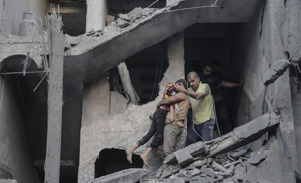 ataques israelíes hacen de gaza un “cementerio infantil”, con 420 niños asesinados al día “Gaza se ha convertido en un cementerio para miles de niños y en un infierno para todos los demás”, sostuvo el portavoz de UNICEF, James Elder.