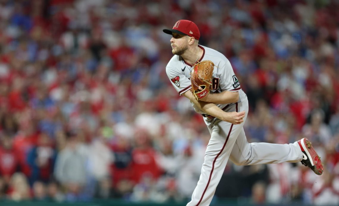 d-backs obligan un juego 7 frente a filadelfia El ganador del juego decisivo del martes por la noche jugará la Serie Mundial en contra de Houston o Texas, que disputarán el Juego 7 de la Serie de Campeonato de la Liga Americana más tarde el lunes.
