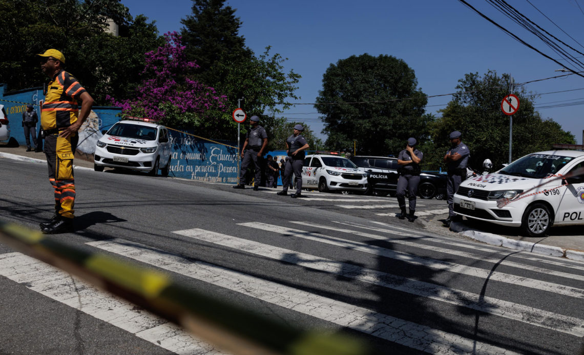 al menos una alumna muerta y tres heridos tras ataque a tiros en escuela de brasil De acuerdo con la información oficial, la Policía Militarizada “detuvo al autor” y se incautó del arma que utilizó.