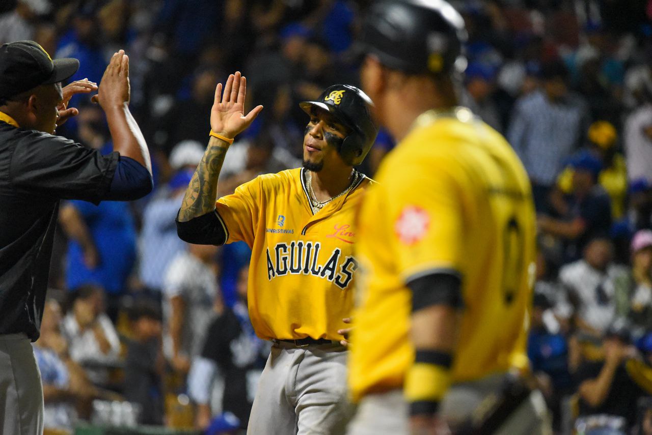 Águilas remontan a los tigres; gigantes y toros se imponen en jornada de lidom El cubano César Prieto anotó dos veces y produjo una vuelta, Juan Lagares se quedó con anotada y empujada y Yairo Muñoz sumó dos anotadas para contribuir con el éxito de los cibaeños.