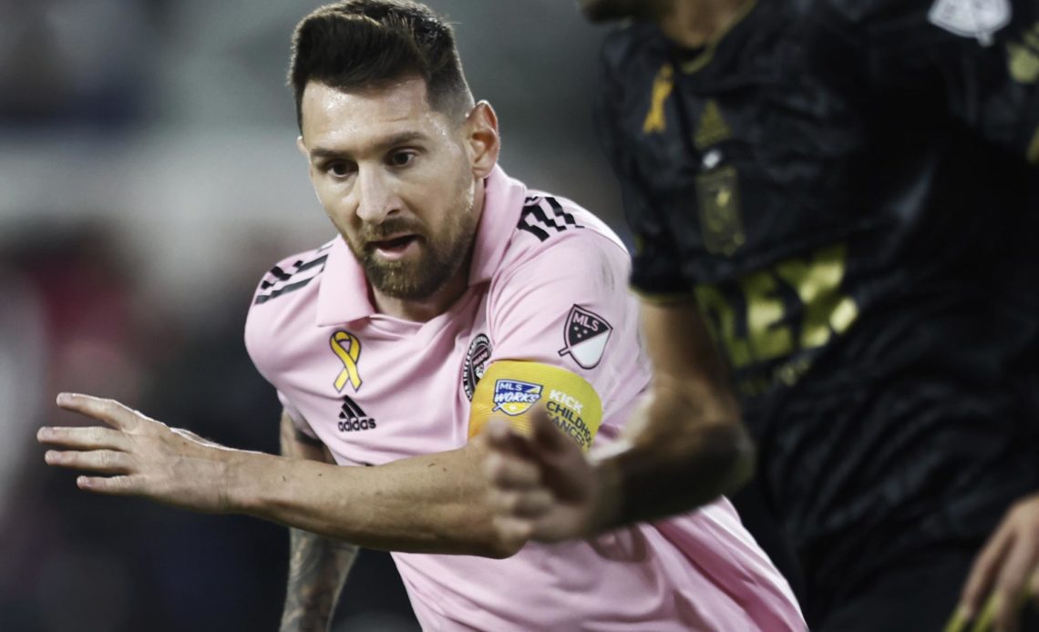 messi, baja por cuarto partido consecutivo, se pierde el fire-inter miami Martino remplazó al argentino con su compatriota Facundo Farías en un tridente completado por el finlandés Robbie Taylor y el venezolano Josef Martínez.