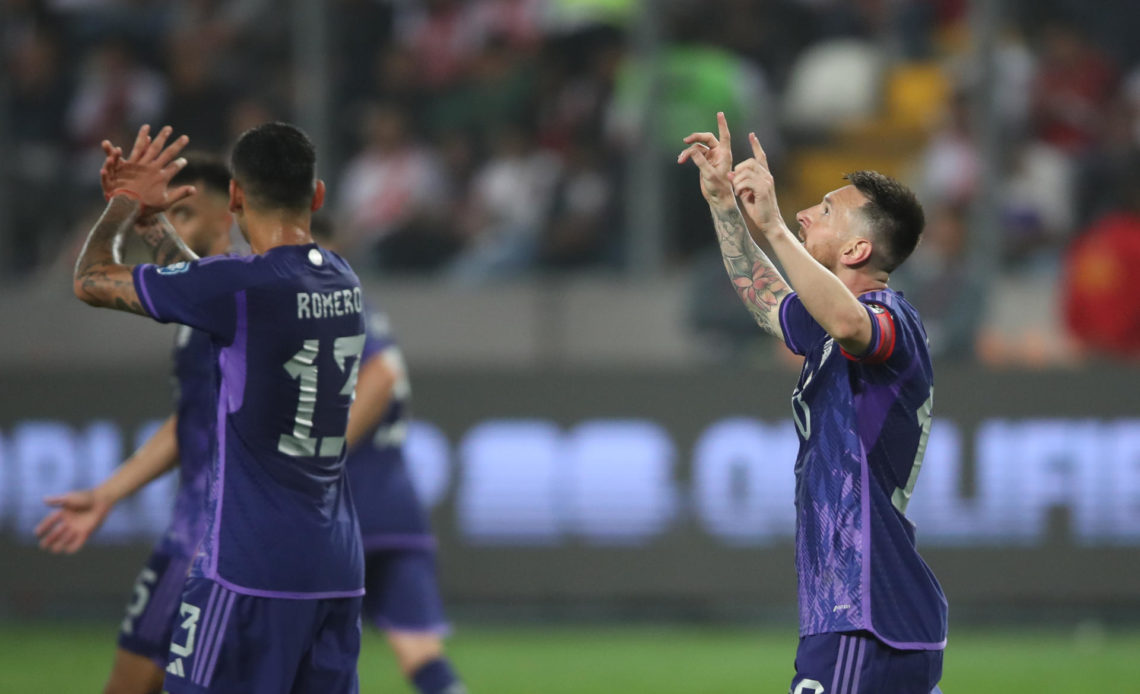 messi ratifica a argentina en el liderato de las eliminatorias y hunde a perú Messi exhibió todos sus recursos técnicos para inclinar la balanza a favor de la Albiceleste con dos remates precisos cuando se jugaban 32 y 42 minutos del partido en el Estadio Nacional de Lima.