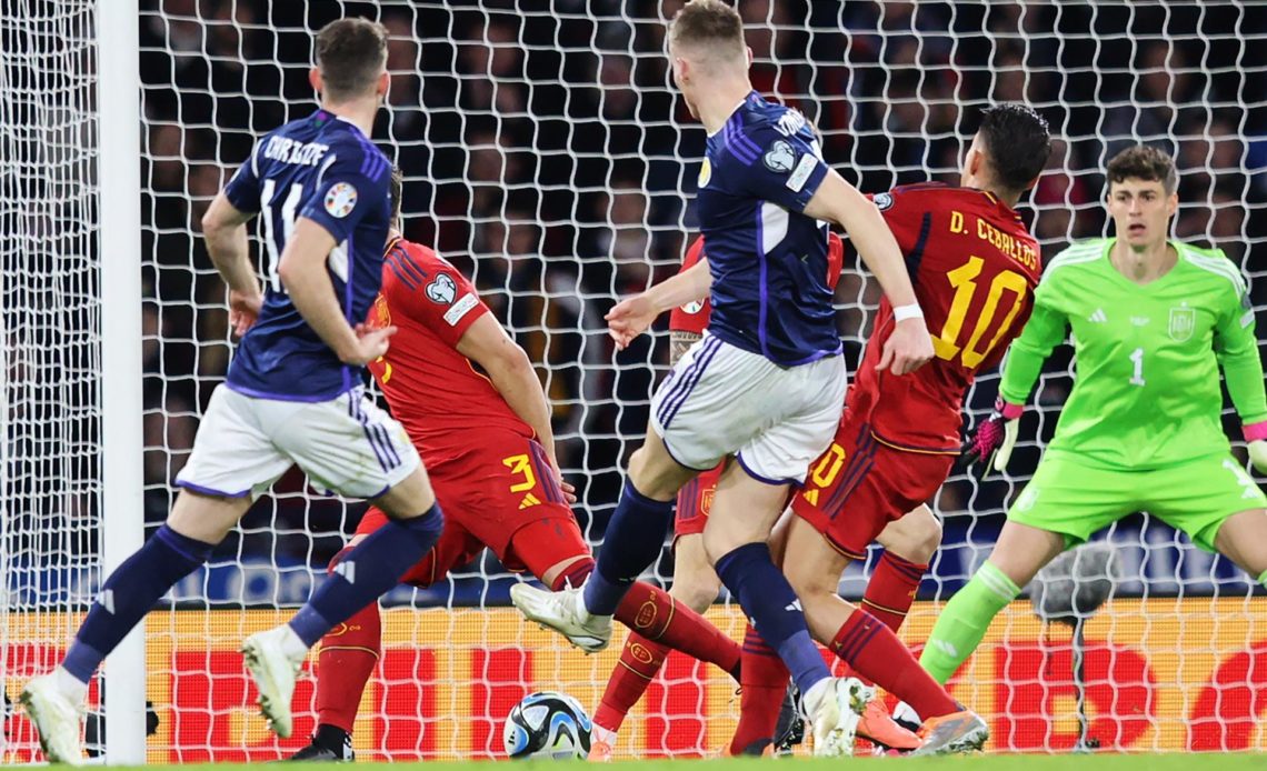 españa busca revancha y el paso definitivo hacia la eurocopa 2024 La noche negra de Glasgow. El 2-0 encajado por una España que perdió cualquier estilo que intentase evolucionar De la Fuente, se convirtió en el acicate perfecto para encarar y ganar la Liga de Naciones, y en la fase de clasificación a la Eurocopa, dejó a la Roja en situación de riesgo.