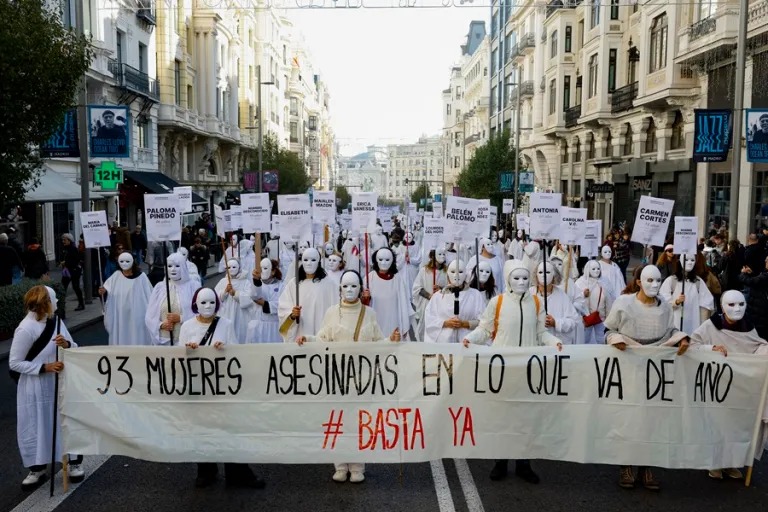 miles de personas se manifiestan en madrid contra la violencia machista