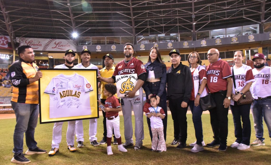 Águilas cibaeñas despiden a nelson cruz en estadio cibao Cruz agradeció la emotiva despedida de las Águilas Cibaeñas, indicando que ha vivido una semana de muchas emociones y recuerdos.