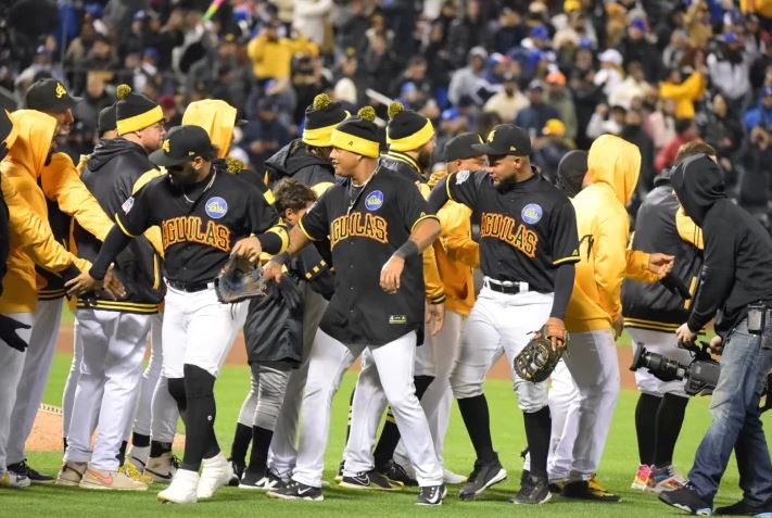 Águilas ganan primer juego a tigres en serie de titanes en ny
