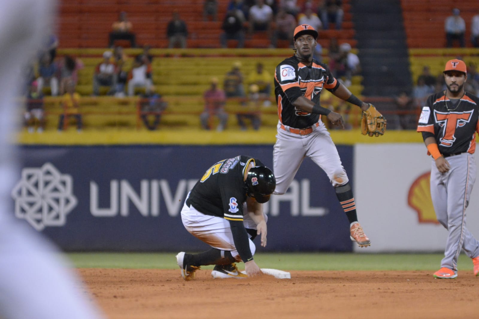 Águilas blanquean a toros y licey se sacude ante los gigantes
