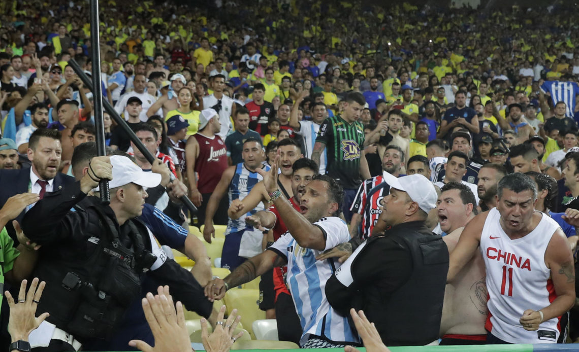 prisión para una argentina detenida por insultos racistas durante partido contra brasil