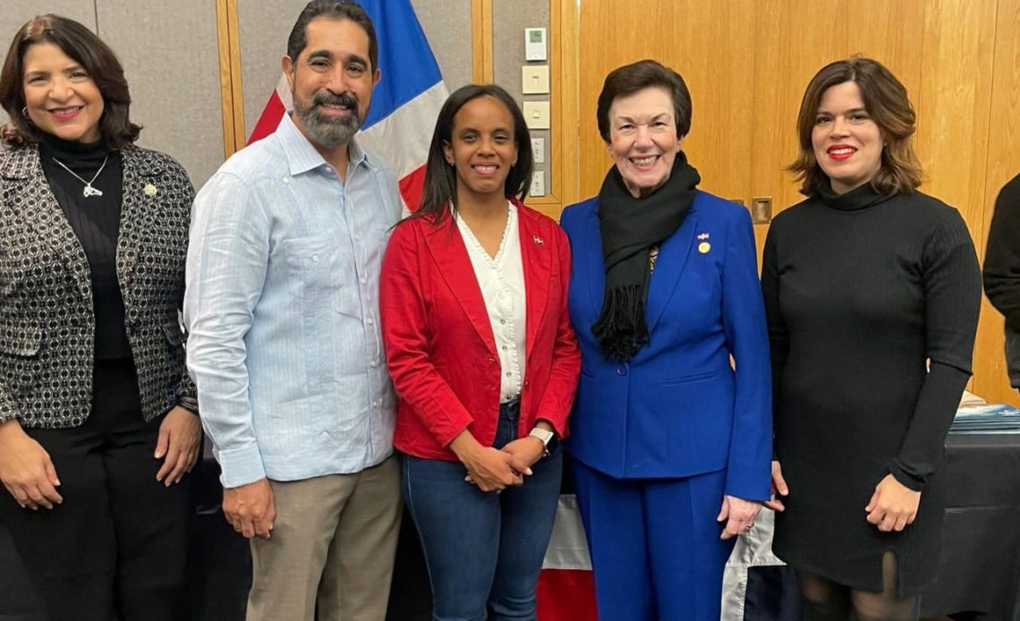 embajadora sonia guzmán participa en noche internacional en academia del fbi en virginia-eeuu