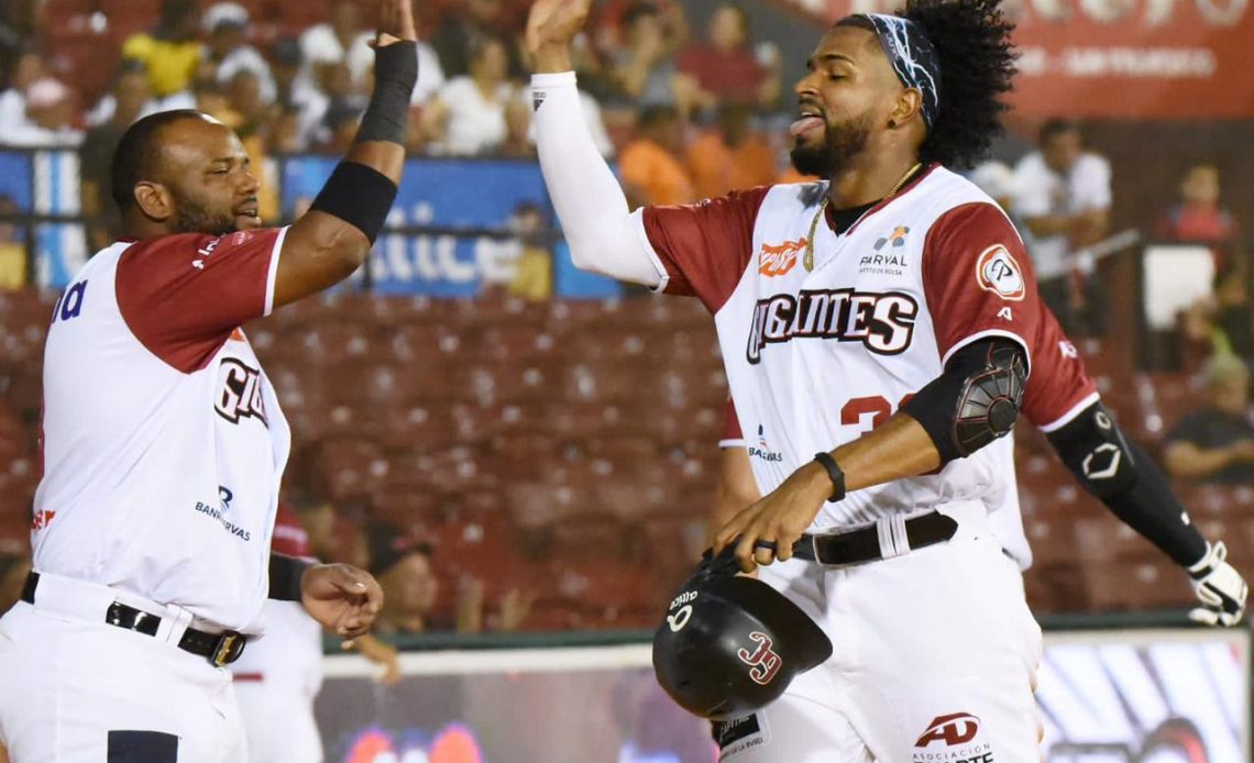 kelvin gutiérrez da primer triple de su carrera en derrota de gigantes A pesar de dos derrotas seguidas, los Gigantes se mantienen en primer lugar a un juego completo de los Toros con marca de 6-5 y del Licey con 6-2 a dos juegos.