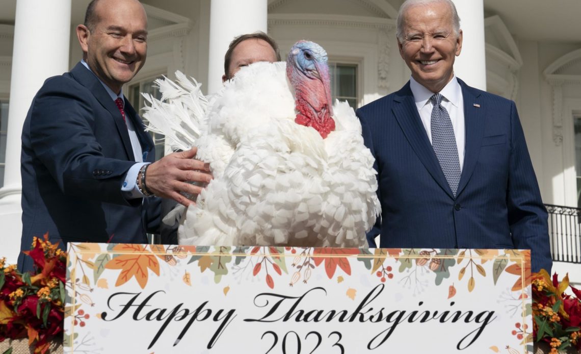 biden celebra su cumpleaños indultando a dos pavos de acción de gracias