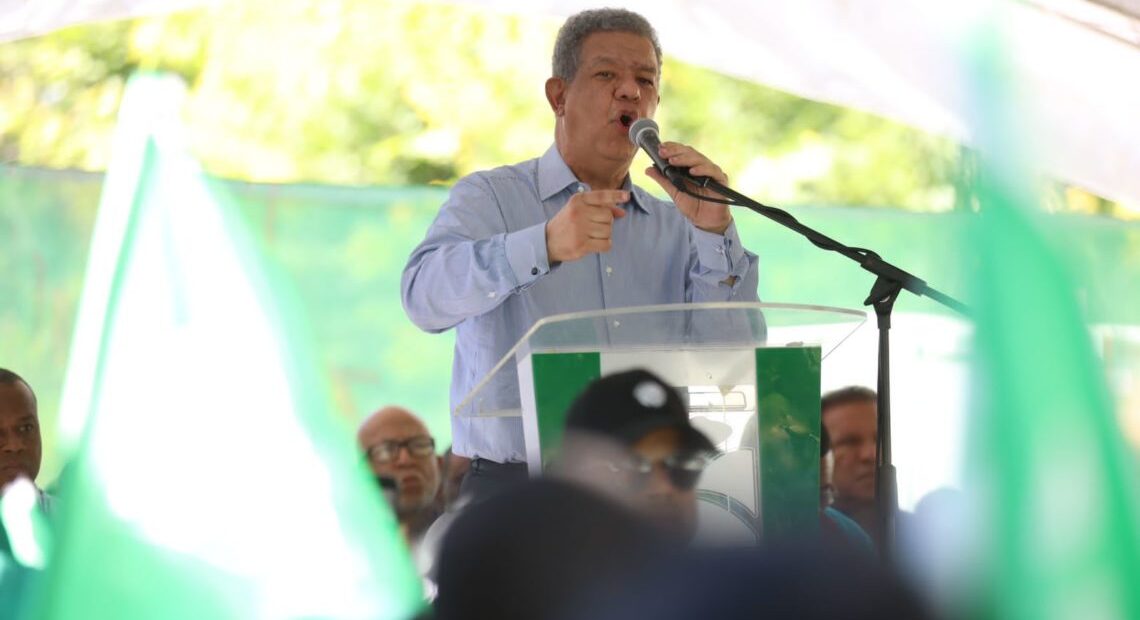 Más temprano Fernández encabezó una juramentación masiva de dirigentes que abandonaron el PRM para ingresar a la Fuerza del Pueblo y, sumarse a los equipos de trabajo que buscan la victoria electoral de este partido.