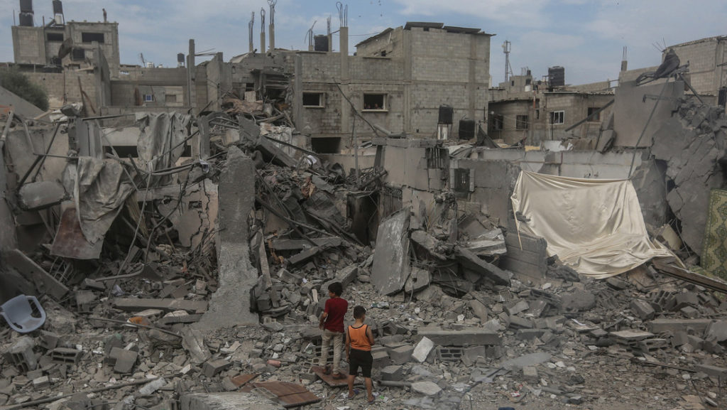 los muertos en gaza ascienden a más de 10.320, entre ellos 4.237 niños Además, 2.350 son mujeres y 630 son ancianos, aseguró el portavoz del ministerio, controlado por el grupo islamista palestino Hamás, Asraf al Qudra.