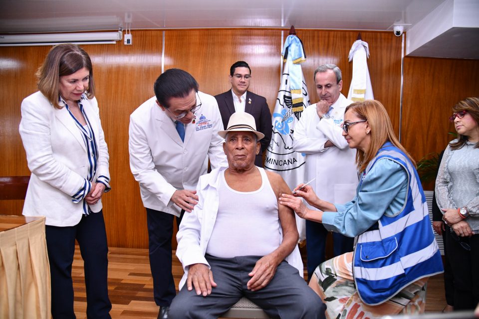 Instala centro de vacunación en el INDEN y llaman a las personas con ese padecimiento a aprovechar la inmunización gratuita