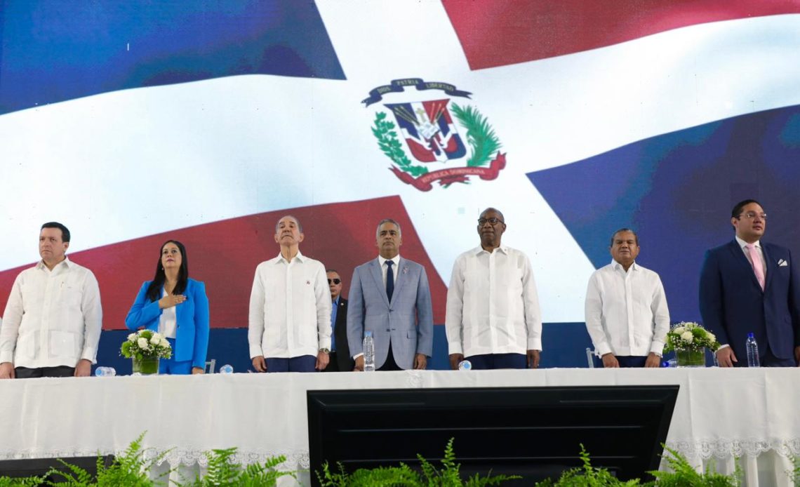 16 mil estudiantes se gradúan del programa inglés de inmersión
