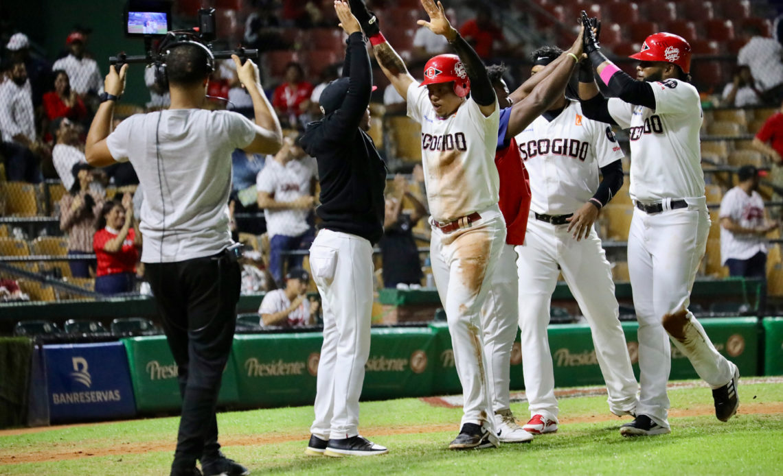 Alexander conduce blanqueada roja sobre Gigantes