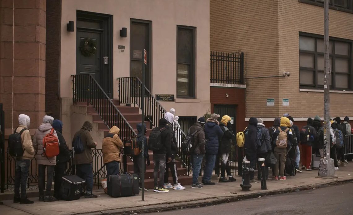 en vísperas de la navidad, migrantes se enfrentan a desalojos en albergues de nueva york