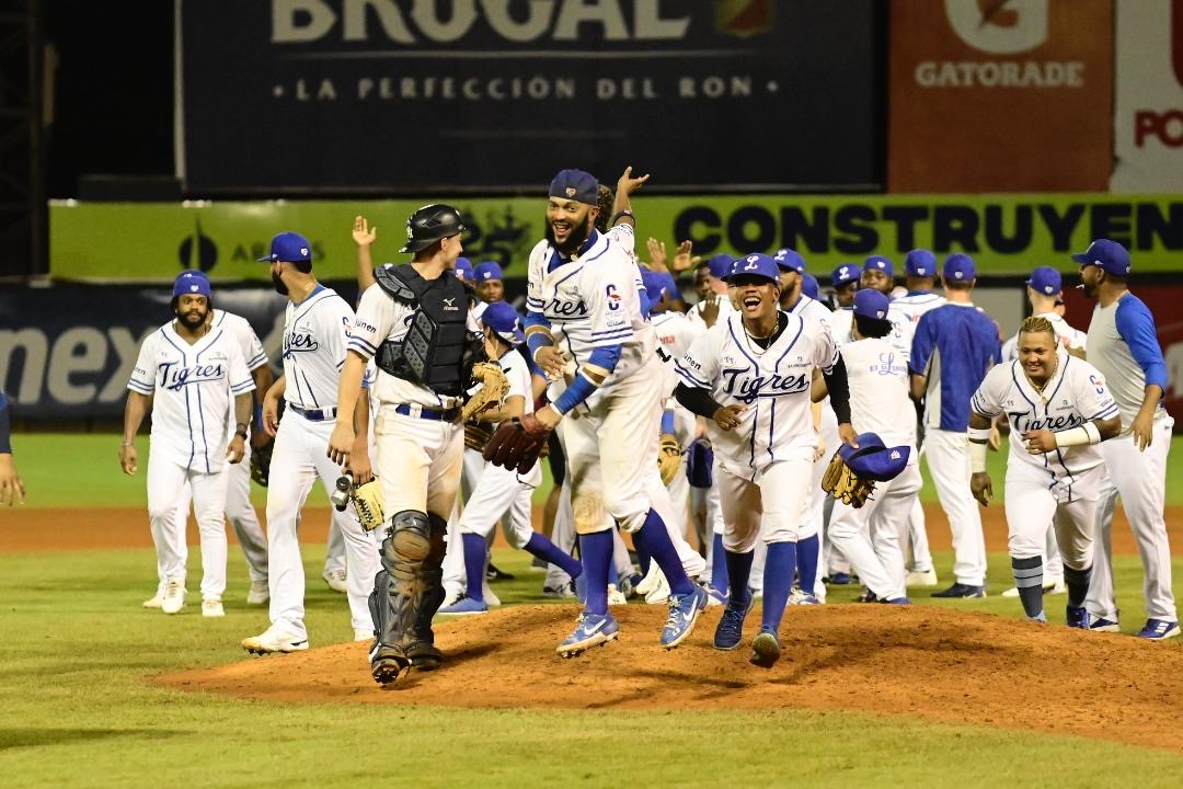Adames pega jonrón dentro del parque y Tigres dan alcance a Estrellas en la semifinal