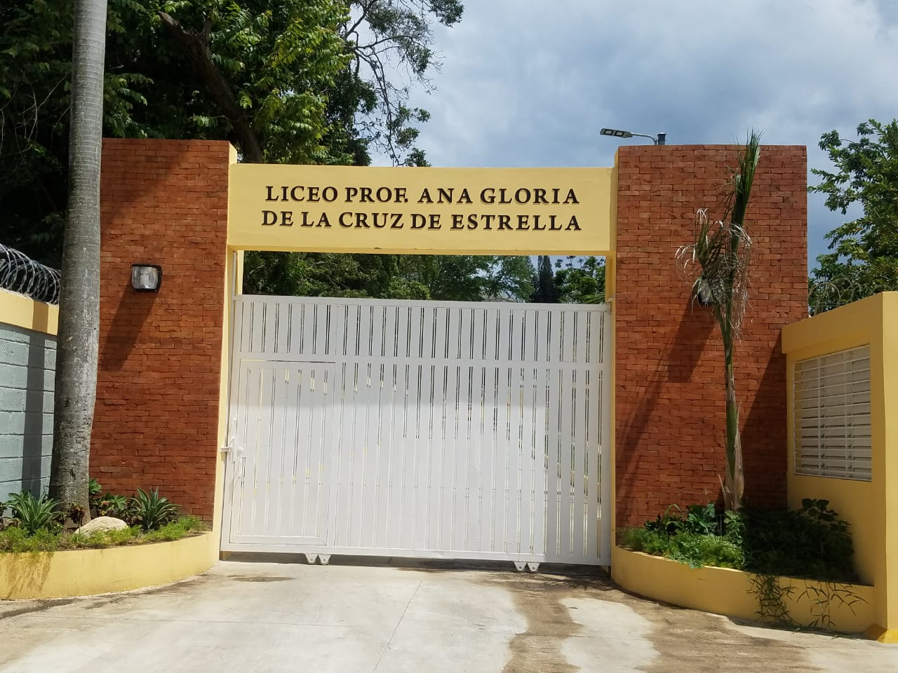 Escuela en Santiago impartirá docencia virtual tras detectar casos de covid en el centro