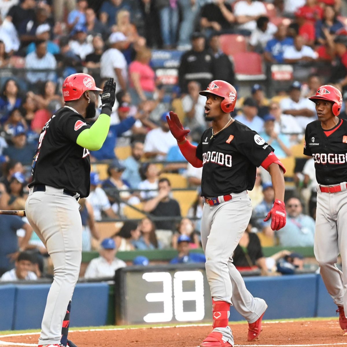 Escogido le pisa los talones al Licey con victoria 8-5