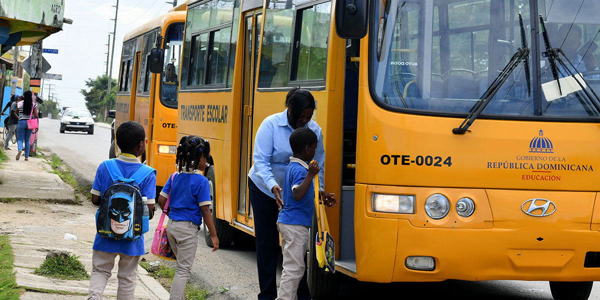 Estudiantes de Santo Domingo Oeste también tendrán acceso a autobuses escolares