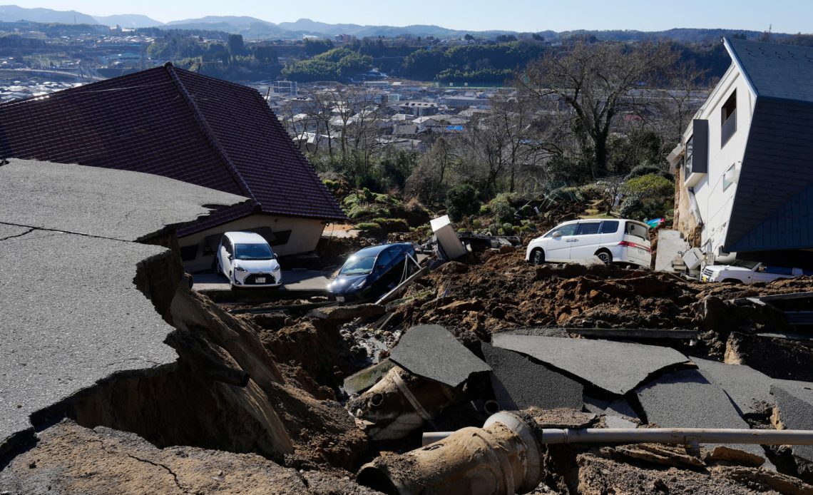 Rescatistas trabajan contrarreloj para hallar sobrevivientes tras potente sismo en Japón