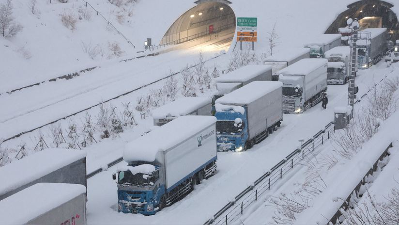 Nevadas en el centro de Japón bloquean carreteras y paralizan vuelos y trenes