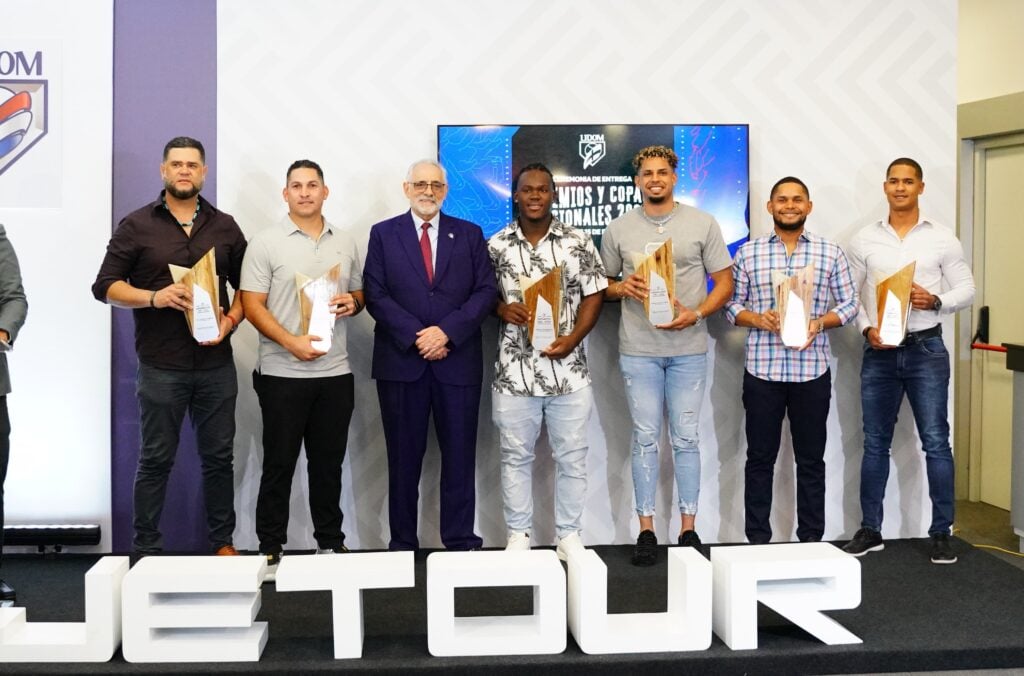 LIDOM premia a mejores de la temporada y entrega copas regionales