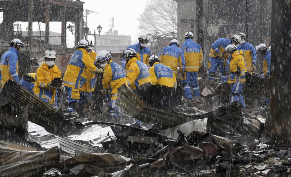 Sismos dejan 126 muertos en Japón y lluvia y nieve amenazan tierras inestables