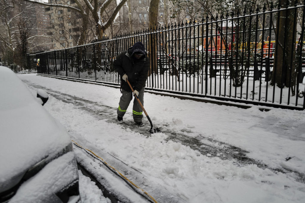 Costas este y oeste de EE.UU. se preparan para una nueva ola de nieve y hielo