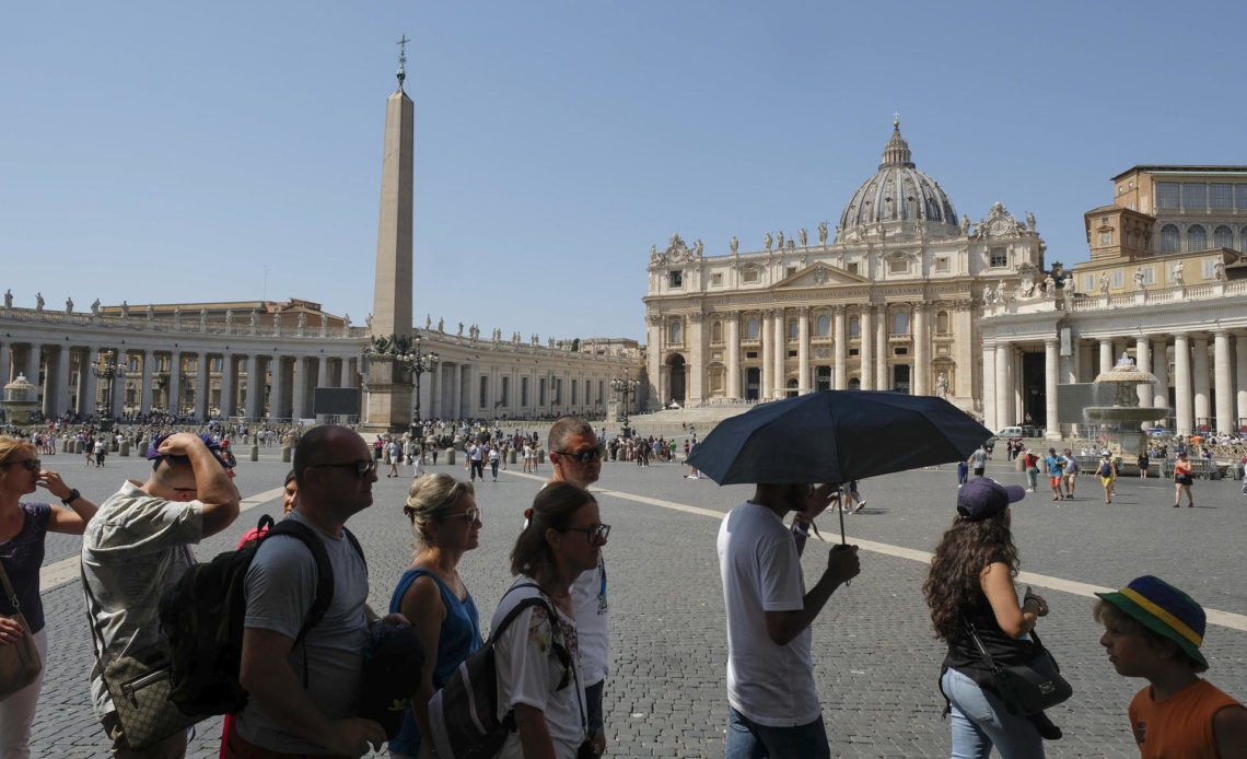Vaticano matiza que la bendición de parejas homosexuales no será “litúrgica”