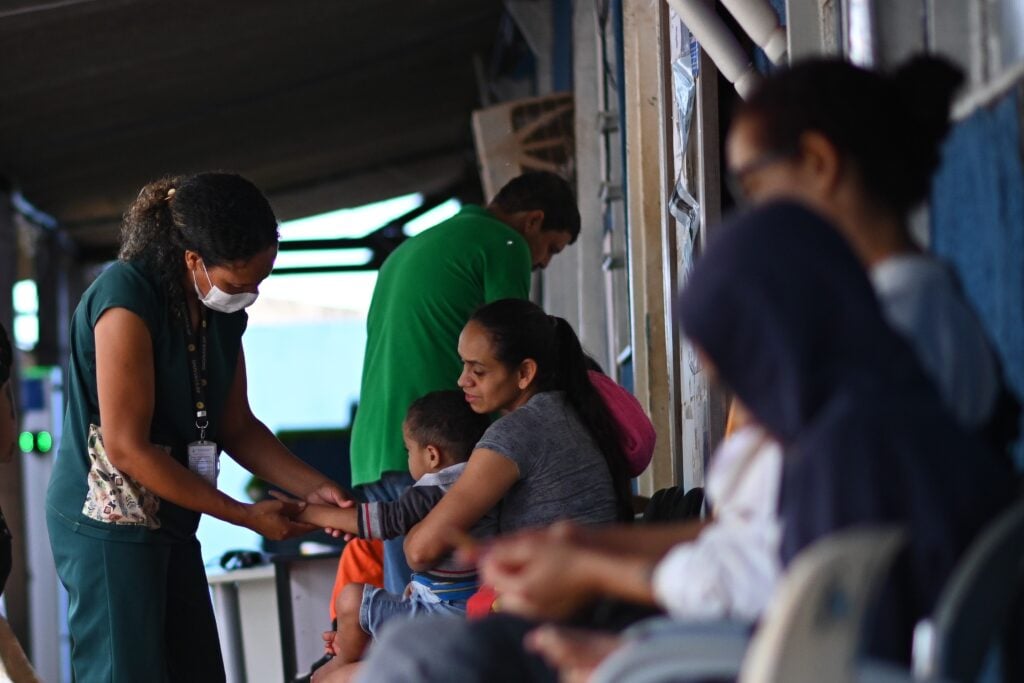 Brasil empieza a vacunar a los niños contra el dengue en pleno brote de la enfermedad