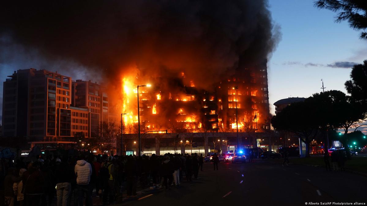 Rescatistas buscan a 14 desaparecidos tras un incendio que dejó 4 muertos en España