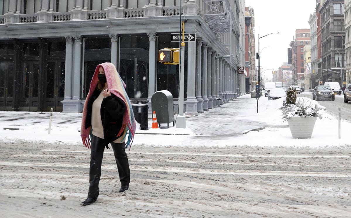 Nueva York se alista para tormenta que puede dejar hasta 20 centímetros de nieve el martes