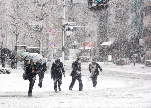 Vuelos cancelados y autopistas cerradas tras fuertes nevadas en Tokio