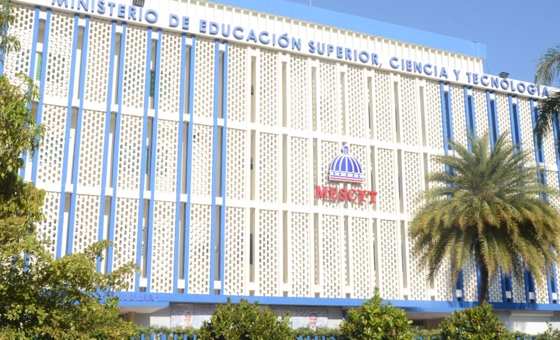 Ministro de Educación Superior gestiona arreglo de planta en UASD, San francisco de Macorís
