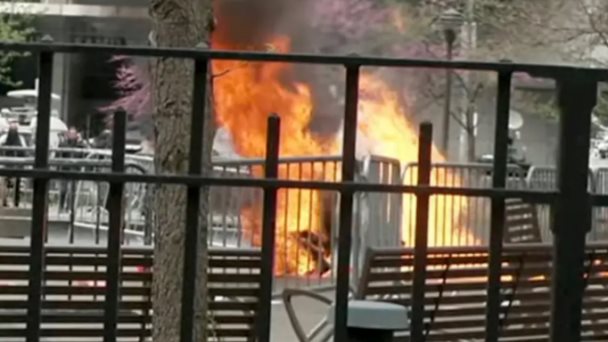 Un hombre se prende fuego afuera del juicio de Trump en Nueva York