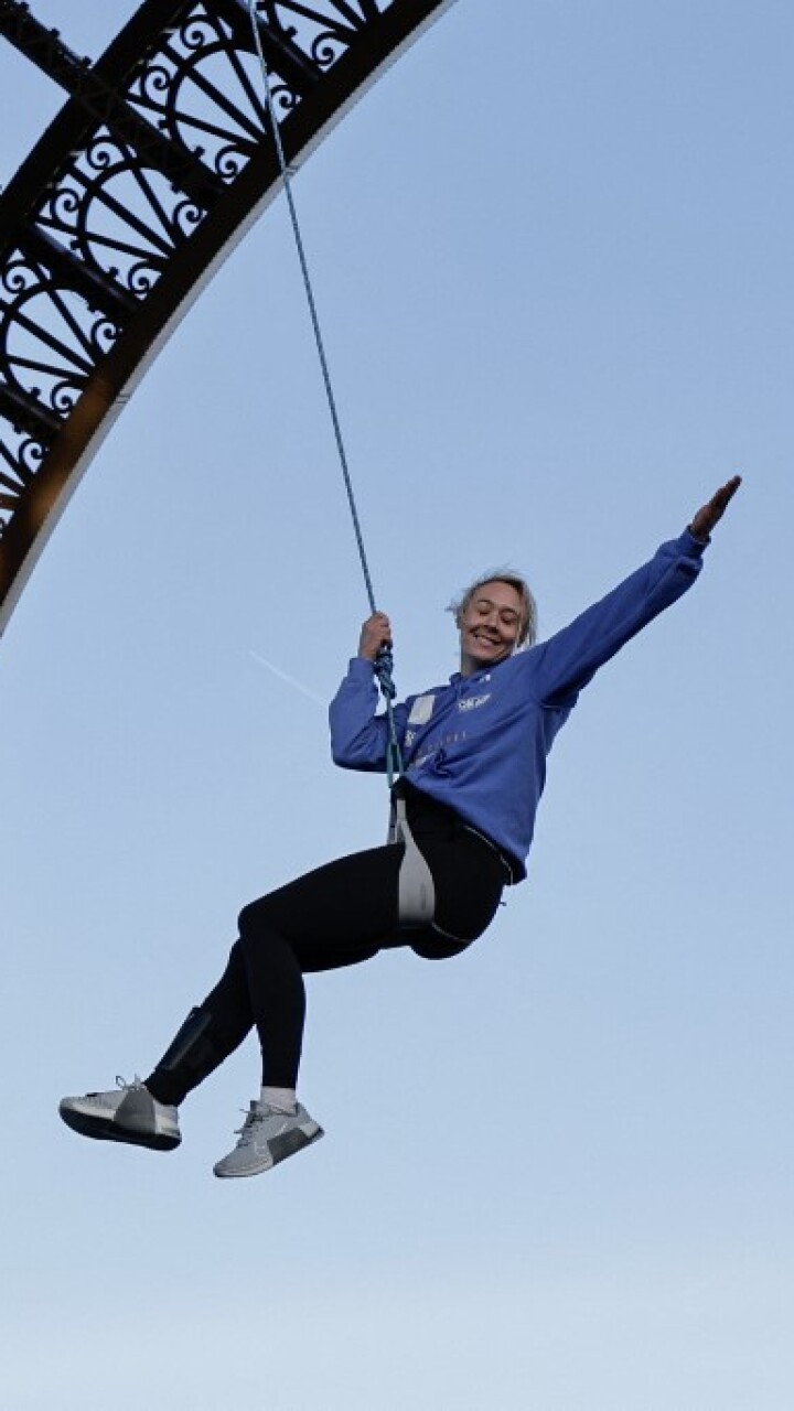 Francesa establece récord mundial al subir 110 metros de la Torre Eiffel a pulso con una cuerda