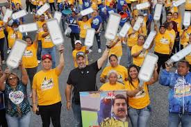 Maestros protestan frente al Ministerio de Educación al compás de la canción "Casas de cartón"