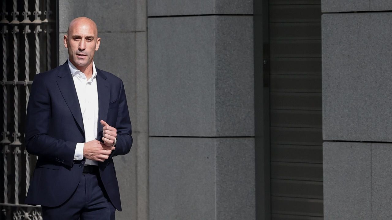 Luis Rubiales salió de RD y fue detenido tras aterrizar en Madrid