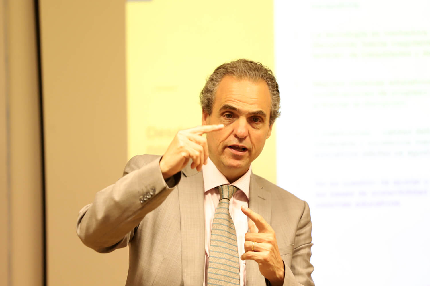 Renato Opertti: "Se necesitan currículos contextualizados, relacionados a la vida real"