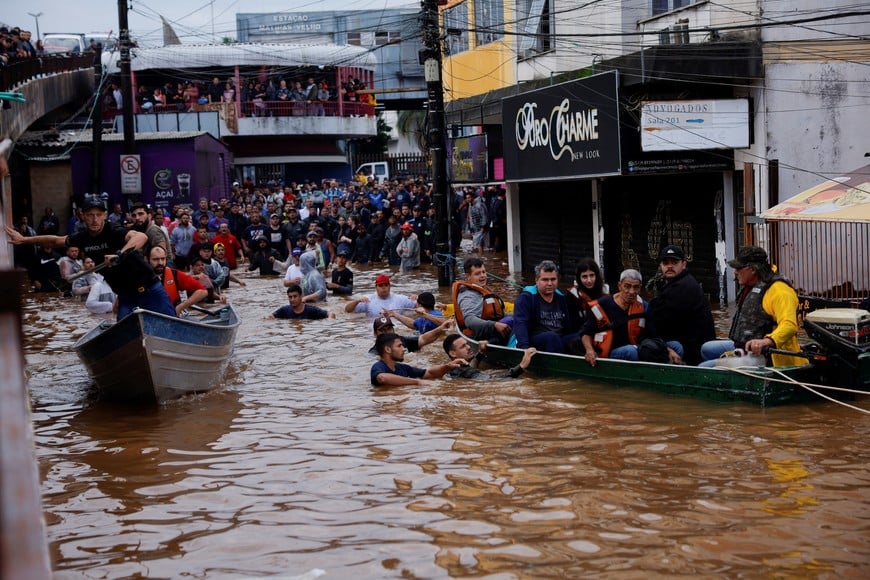 Tratan de rescatar a sobrevivientes de inundaciones en Brasil; hay 128 desaparecidos