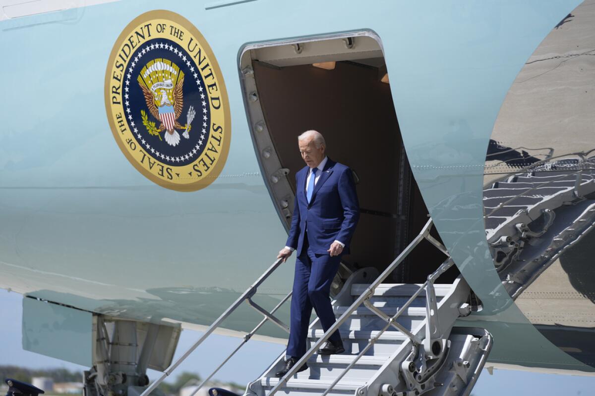 Gobierno de Biden propondrá endurecer normas de asilo para algunos migrantes en la frontera