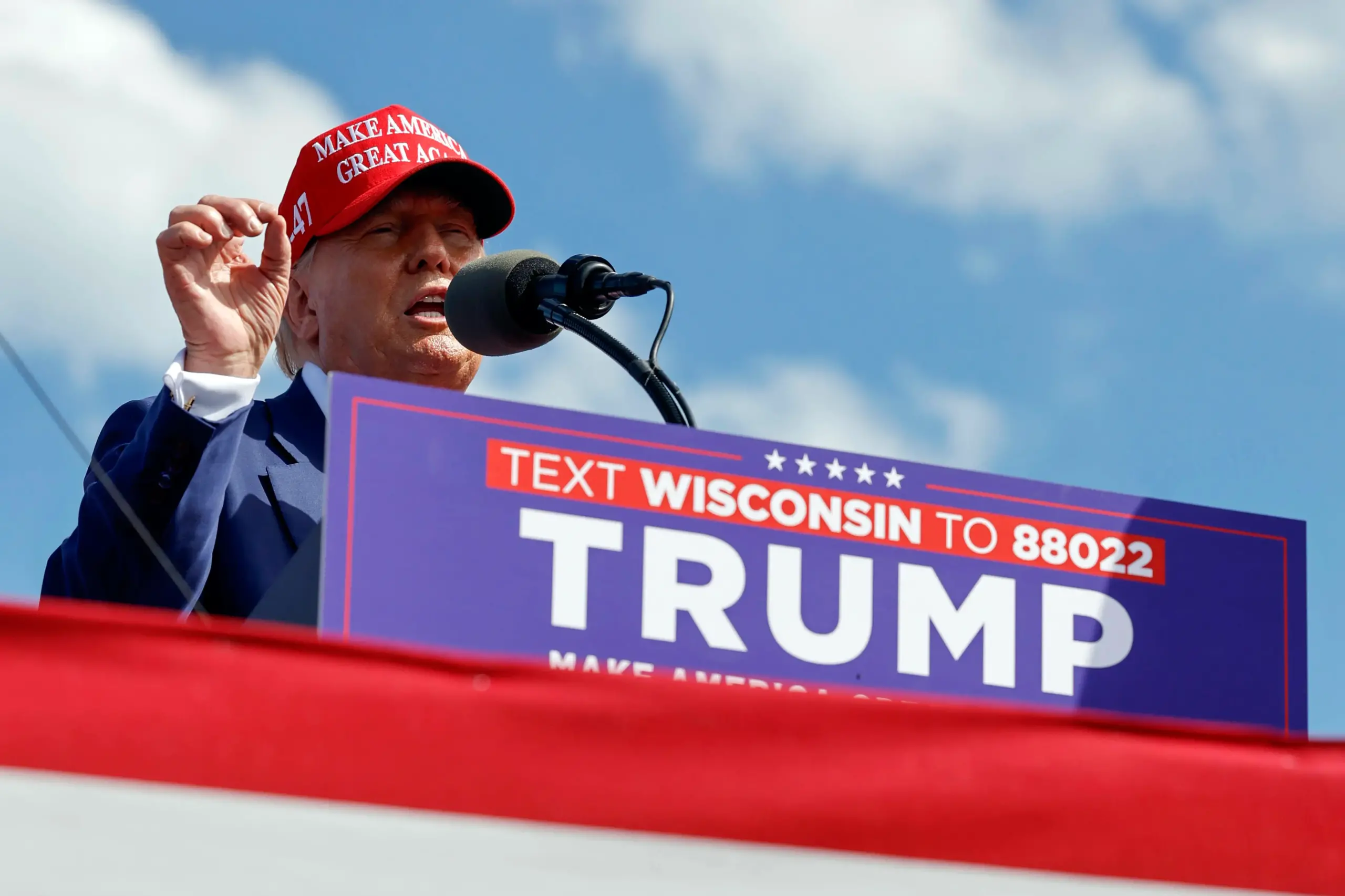 Trump promete residencia «automática» para migrantes que reciban diploma universitario